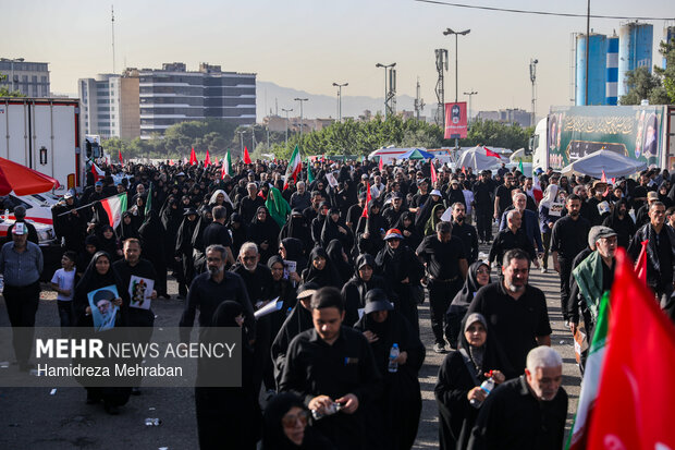 مراسم اقامه نماز بر پیکر «آقای شهید ایران»