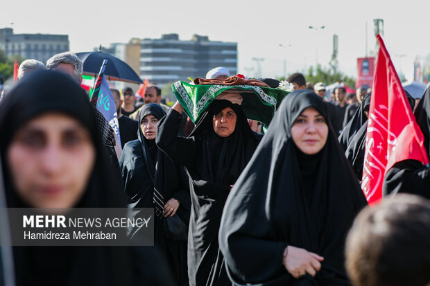 مراسم اقامه نماز بر پیکر «آقای شهید ایران»
