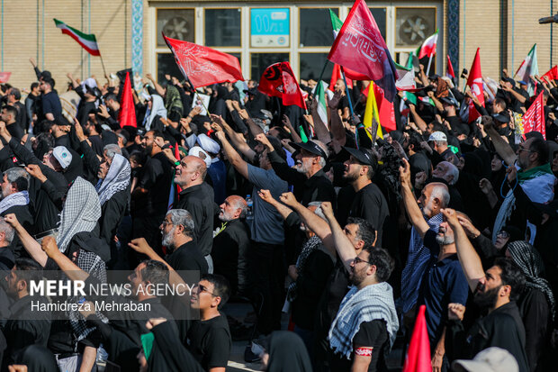 مراسم اقامه نماز بر پیکر «آقای شهید ایران»