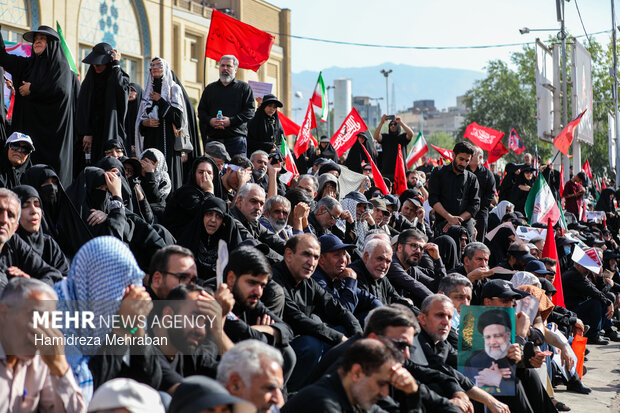 مراسم اقامه نماز بر پیکر «آقای شهید ایران»