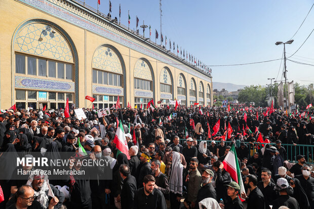 مراسم اقامه نماز بر پیکر «آقای شهید ایران»