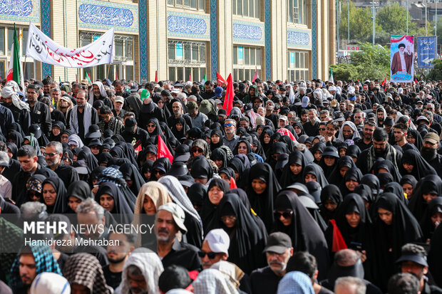 مراسم اقامه نماز بر پیکر «آقای شهید ایران»