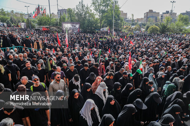 مراسم اقامه نماز بر پیکر «آقای شهید ایران»