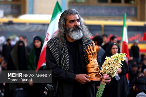 مراسم اقامه نماز بر پیکر «آقای شهید ایران»