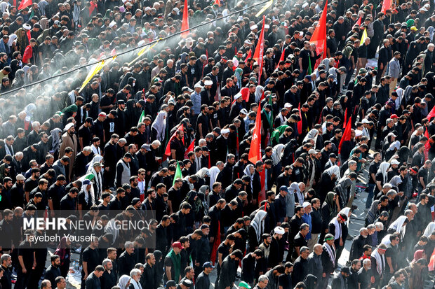 مراسم اقامه نماز بر پیکر «آقای شهید ایران»