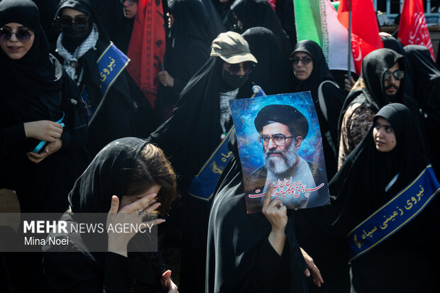 مراسم اقامه نماز بر پیکر «آقای شهید ایران»