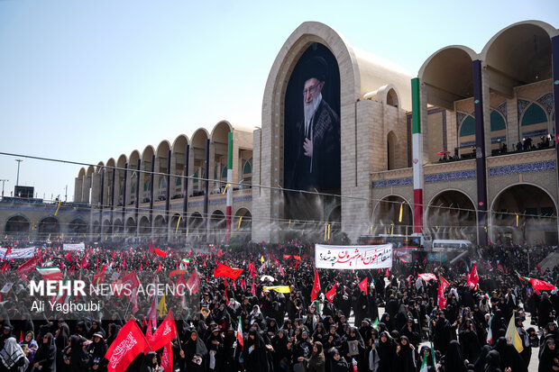 در فراقِ پدرِ مهربانِ امت؛ وقتی دلها با پیکرِ نورانیِ او تشییع میشود