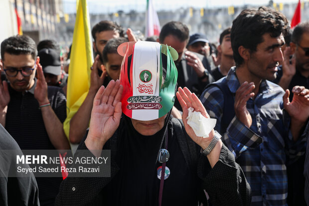 مراسم اقامه نماز بر پیکر «آقای شهید ایران»