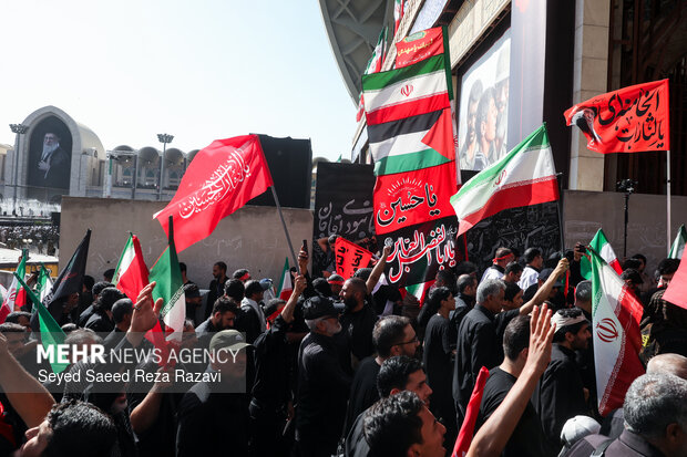 مراسم اقامه نماز بر پیکر «آقای شهید ایران»