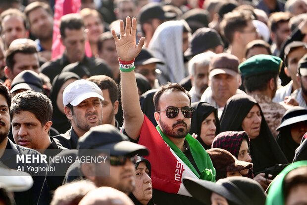 مراسم اقامه نماز بر پیکر «آقای شهید ایران»