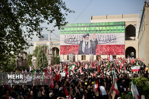 مراسم اقامه نماز بر پیکر «آقای شهید ایران»