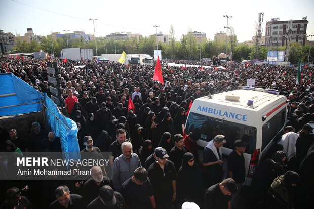 مراسم اقامه نماز بر پیکر «آقای شهید ایران»