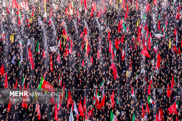 مراسم اقامه نماز بر پیکر «آقای شهید ایران»