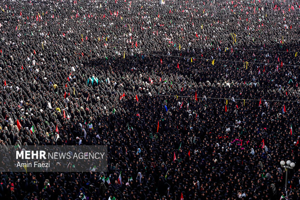 مراسم اقامه نماز بر پیکر «آقای شهید ایران»