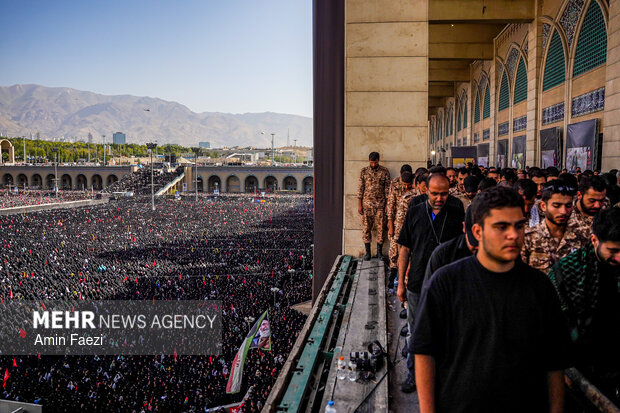 مراسم اقامه نماز بر پیکر «آقای شهید ایران»