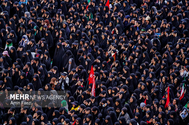 مراسم اقامه نماز بر پیکر «آقای شهید ایران»