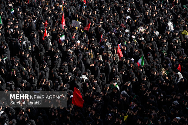 مراسم اقامه نماز بر پیکر «آقای شهید ایران»
