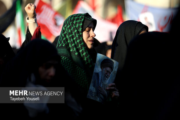 وداع با رهبر شهید انقلاب در مصلای تهران - ۱7