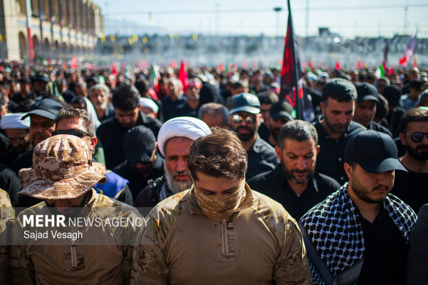 مراسم اقامه نماز بر پیکر «آقای شهید ایران»