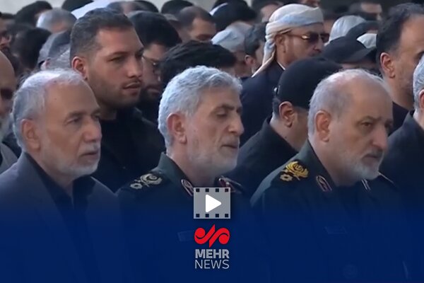 سردار قاآنی در صف اقامه نماز بر پیکر رهبر شهید انقلاب