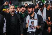 عبور پیکر رهبر شهید با بالگرد در پایان مراسم