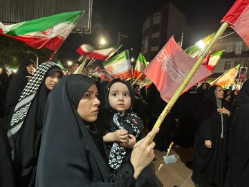طنین عزاداری به یاد رهبر شهید در قلب اجتماع شبانه