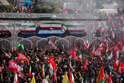 بەڕێکرانی چەند ملیۆن کەسیی تەرمی ڕێبەری شەهیدی ئێران