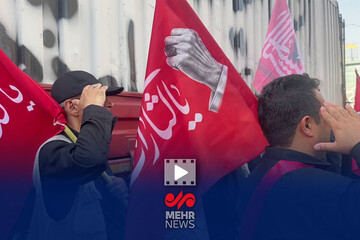 احترام نظامی مردم به هنگام پخش سرود ملی ایران در میدان امام حسین (ع)