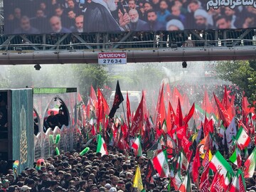 طهران بين الحزن والملحمة ليومها الثالث... تشييع مليوني لقائد الثورة الشهيد