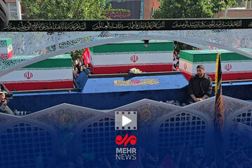 حرکت خودرو حامل پیکر مطهر رهبر شهید در میان سیل انبوه جمعیت