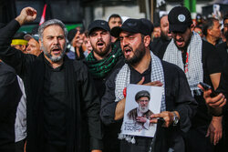 عبور پیکر رهبر شهید با بالگرد در پایان مراسم