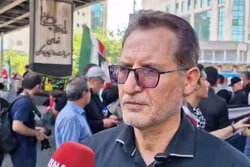 علی خلیلی: همزمان با بدرقه رهبر شهیدمان با رهبر جدید هم بیعت می‌کنیم