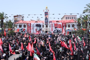 نمایی از حضور جاماندگان مراسم تشییع رهبر شهید در رشت