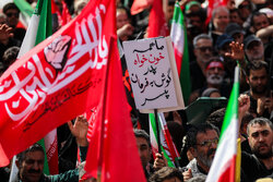 اهتزاز پرچم خونخواهی رهبر شهید انقلاب بر فراز مناره‌های شیراز
