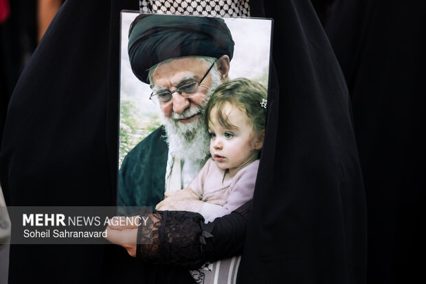 سوگ کودکان مشهدی برای دردانه معصوم رهبر شهید سوگ کودکان مشهدی برای دردانه معصوم رهبر شهید