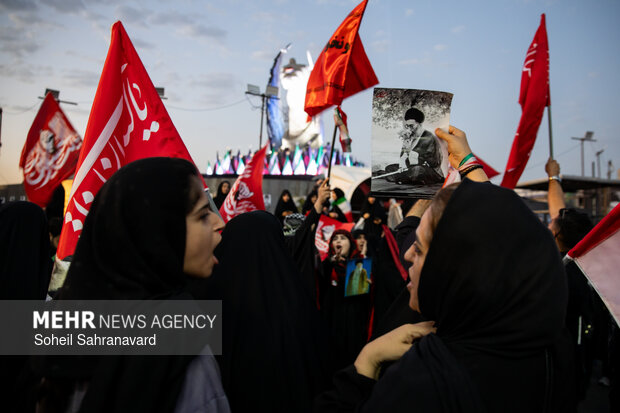 میدان انقلاب تهران پیش از آغاز مراسم تشییع «آقای شهید ایران»