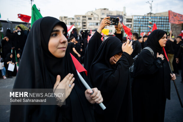 میدان انقلاب تهران پیش از آغاز مراسم تشییع «آقای شهید ایران»