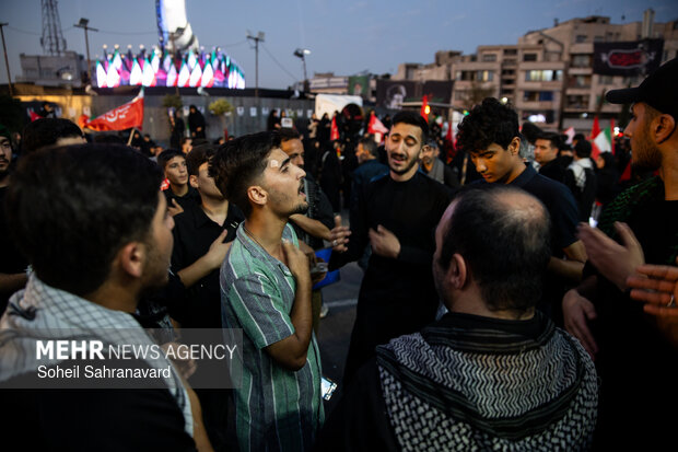 میدان انقلاب تهران پیش از آغاز مراسم تشییع «آقای شهید ایران»