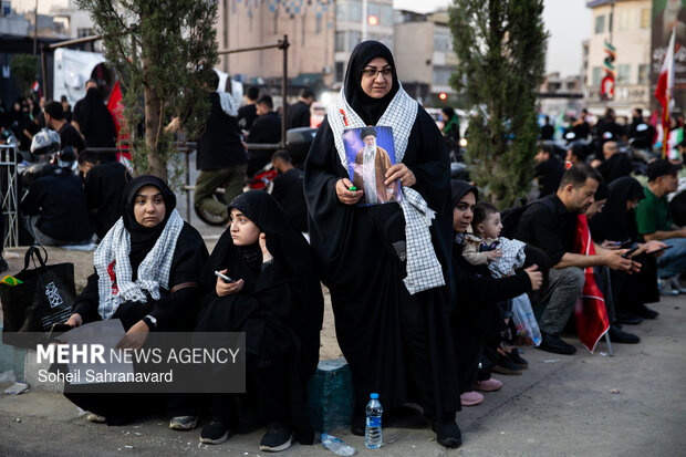 میدان انقلاب تهران پیش از آغاز مراسم تشییع «آقای شهید ایران»