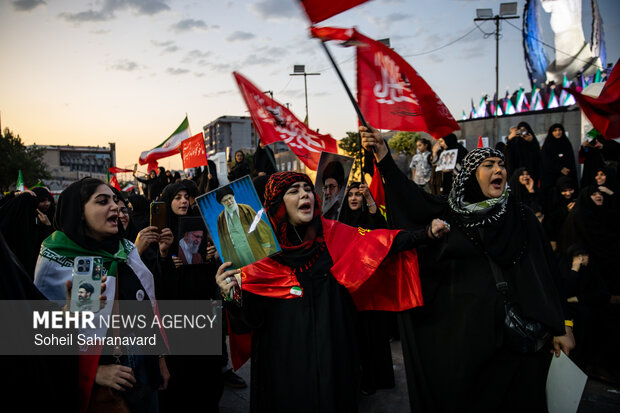 میدان انقلاب تهران پیش از آغاز مراسم تشییع «آقای شهید ایران»