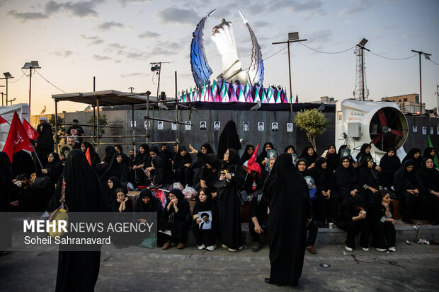 میدان انقلاب تهران پیش از آغاز مراسم تشییع «آقای شهید ایران»