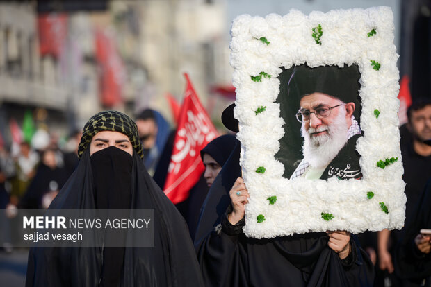 رهبر شهید انقلاب بر دوش ملت؛ جهان نظارهگر نمایش وحدت ایرانیان