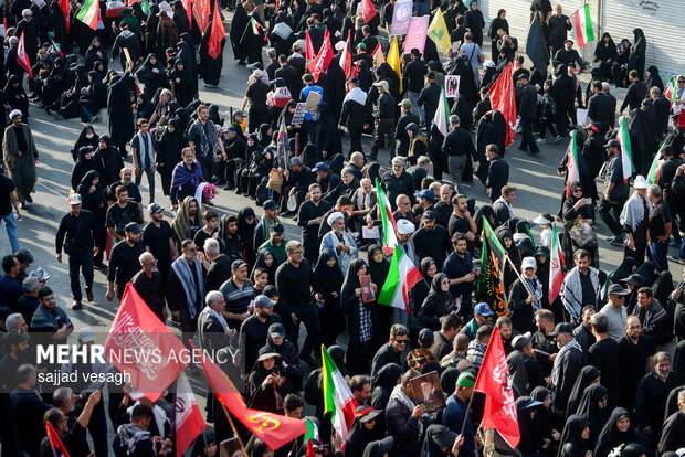 Martyred Leader’s funeral procession in Tehran
