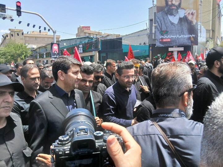 حضور وزیر ارتباطات در جمع تشییع کنندگان پیکر مطهر رهبر شهید انقلاب