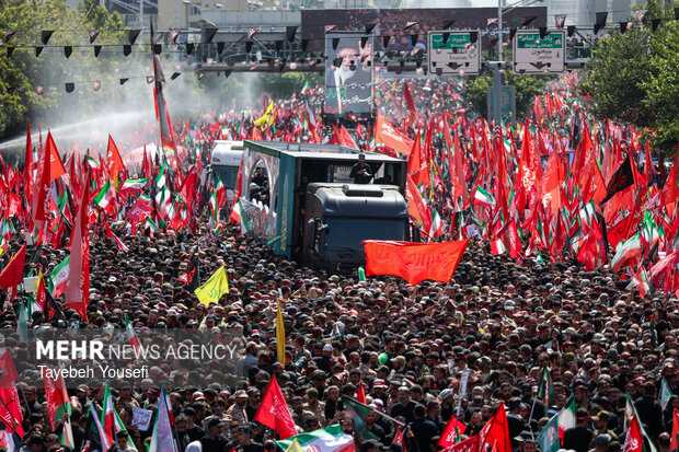 مراسم تشییع پیکر مطهر رهبر شهید انقلاب در تهران - ۱۰