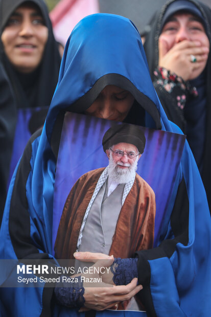 غریبان را دل از بهر تو خون است، دل خویشان نمیدانم که چون است