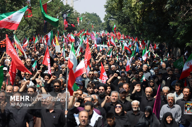 راهپیمایی جاماندگان بدرقه تشییع رهبر شهید