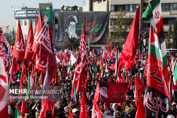 پرچم خونخواهی رهبر شهید در مراسم تشییع
