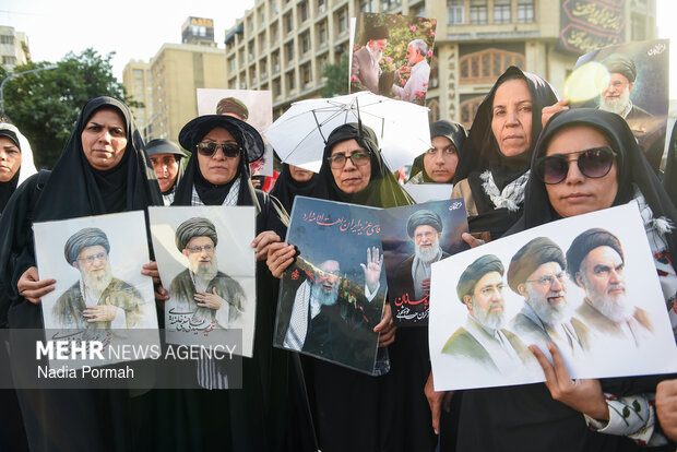مراسم تشییع پیکر مطهر رهبر شهید انقلاب در تهران - ۱۶