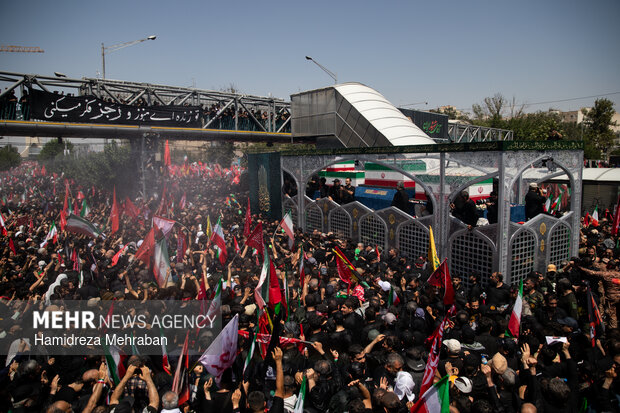 مراسم تشییع پیکر مطهر رهبر شهید انقلاب در تهران - ۱۷